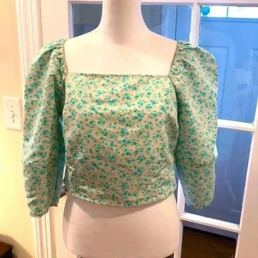 Levi’s 3/4 sleeve cropped top. Elasticized back. Size M